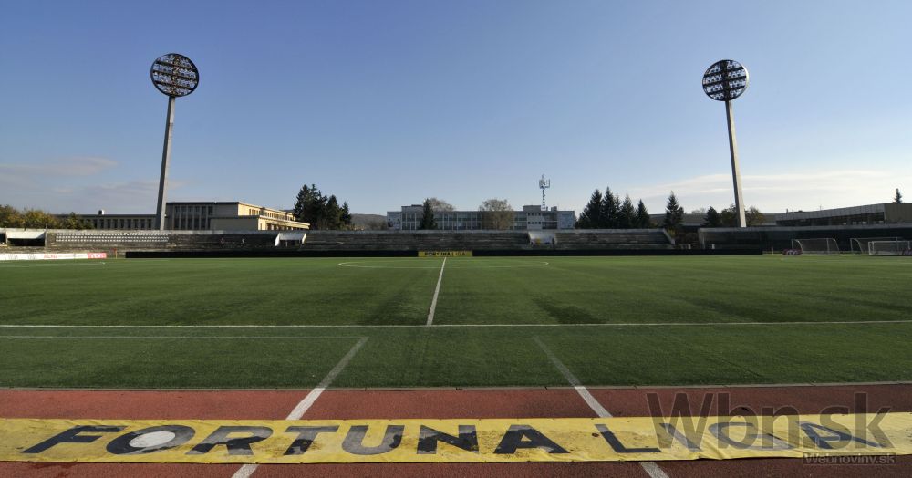 V Trenčíne búrajú tribúny futbalového štadióna