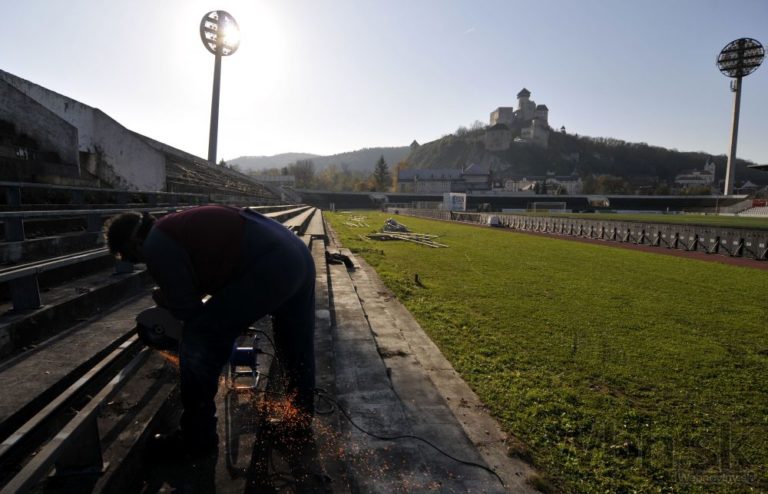 V Trenčíne búrajú tribúny futbalového štadióna
