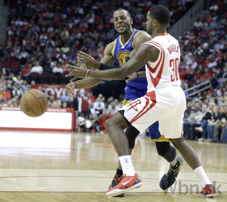 Warriors zatiaľ bez prehry, Houston mu podľahol