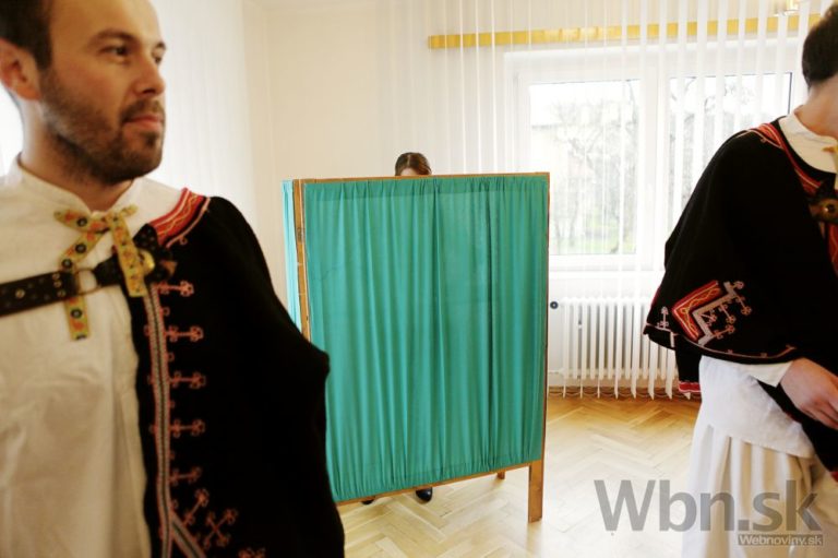 Začali sa komunálne voľby, Slováci volia tretí raz v roku
