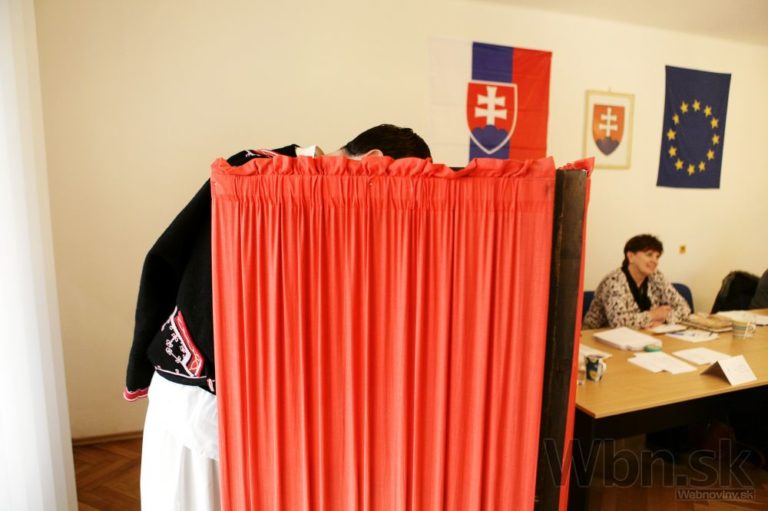 Začali sa komunálne voľby, Slováci volia tretí raz v roku