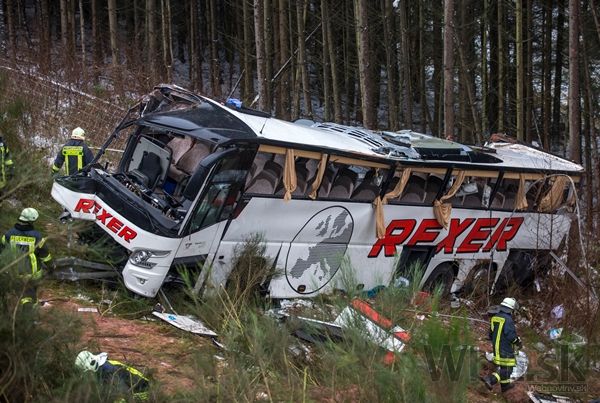 Nehoda autobusu na nemeckej diaľnici si vyžiadala ľudské obete