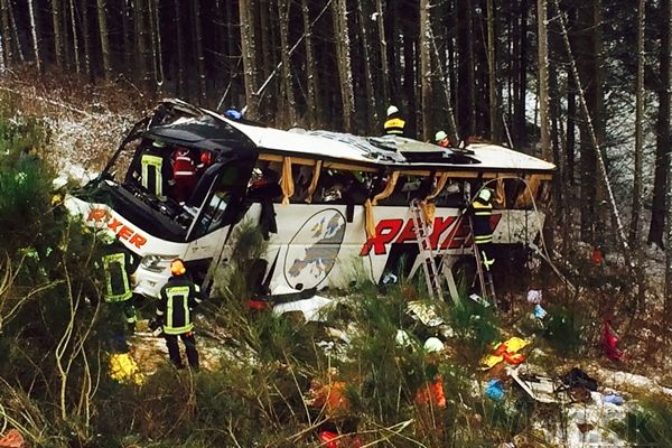 Nehoda autobusu na nemeckej diaľnici si vyžiadala ľudské obete