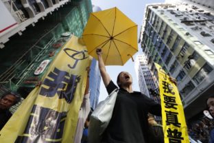 Hongkong opäť demonštruje, musela zasahovať aj polícia