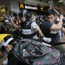 Hongkong opäť demonštruje, musela zasahovať aj polícia