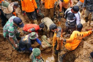 Indonéziu zasiahli mohutné zosuvy pôdy, pochovali desiatky ľudí