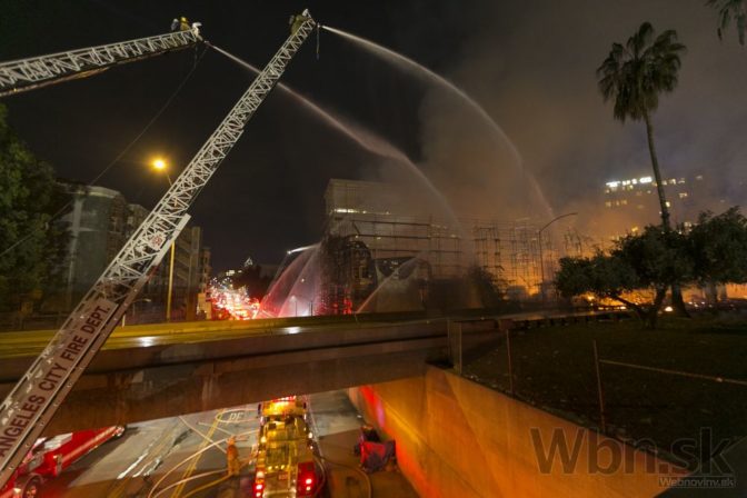 Los Angeles zachvátil veľký požiar