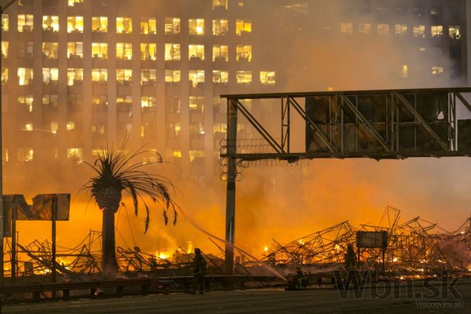 Los Angeles zachvátil veľký požiar