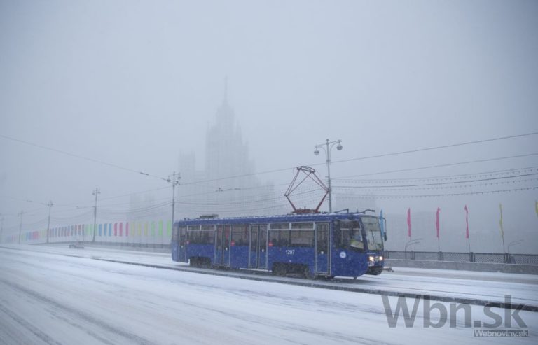 Moskvu zasiahla snehová búrka, ochromila leteckú dopravu