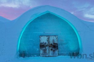Mrazivý hotel v Laponsku tvorí 1600 ton snehu a ľadu