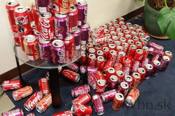 Muž pil denne 10 plechoviek Coca Coly, mesačnú výzvu natočil
