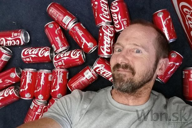 Muž pil denne 10 plechoviek Coca Coly, mesačnú výzvu natočil