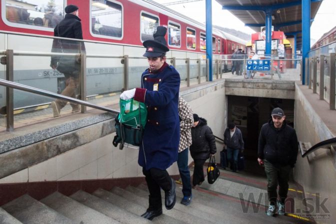 Na Hlavnej stanici pomáhajú bezdomovci s nosením batožiny