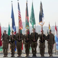 NATO ceremoniálne ukončilo misiu v Afganistane