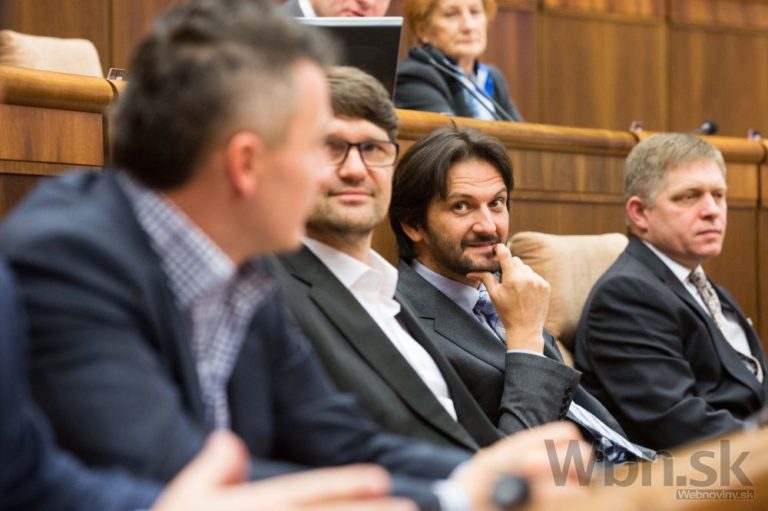 Opozícia odvolávala ministra Počiatka pre sporný tender