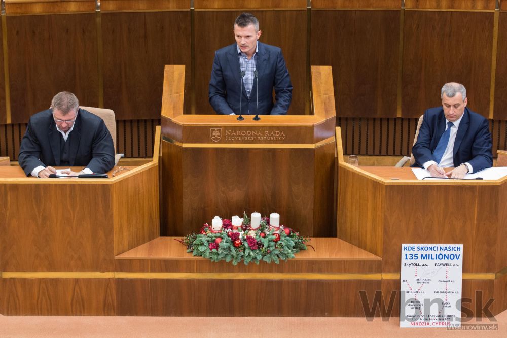 Opozícia odvolávala ministra Počiatka pre sporný tender