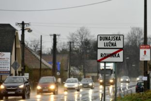 Pobúrení obyvatelia blokovali ulice v Dunajskej Lužnej