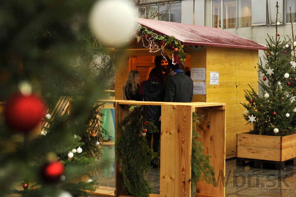 Pod rozhlasovou pyramídou otvorili vianočné trhy