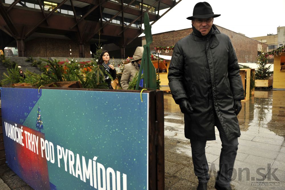 Pod rozhlasovou pyramídou otvorili vianočné trhy