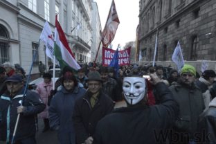 Pred budovou parlamentu v Budapešti protestovali tisíce ľudí