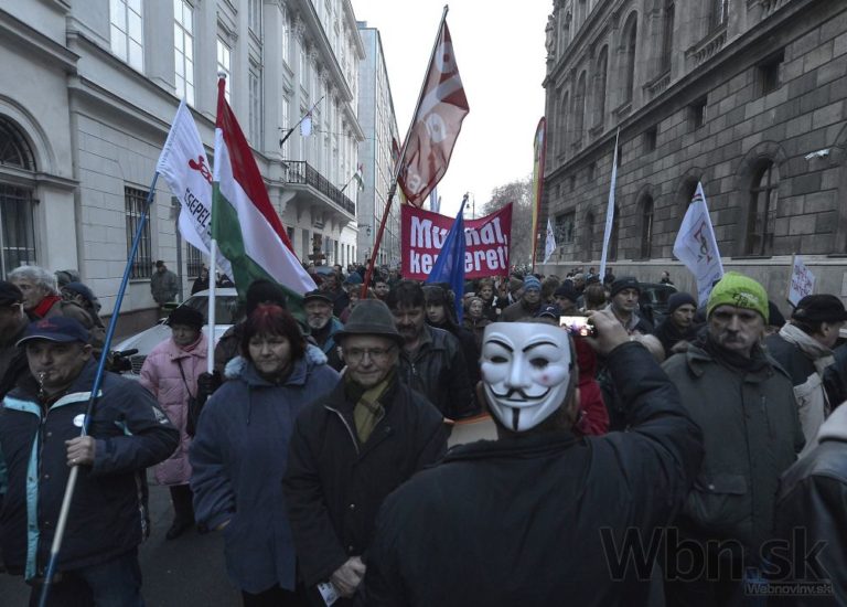 Pred budovou parlamentu v Budapešti protestovali tisíce ľudí