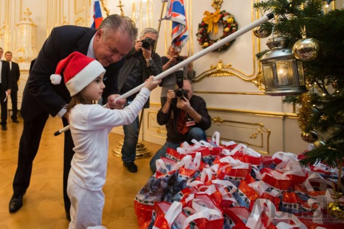 Prezidentský palác sa rozžiari, Kiska hostí deti z domovov