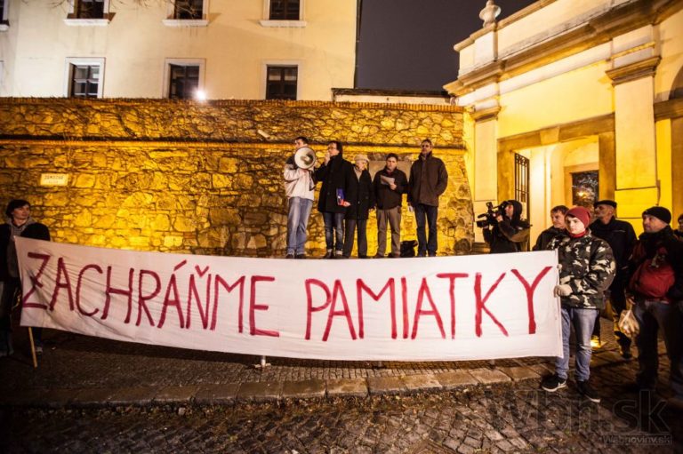 Protest pred NR SR proti výstavbe garáží v areáli Bratislavského hradu