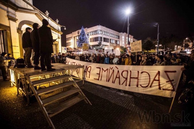 Protest pred NR SR proti výstavbe garáží v areáli Bratislavského hradu