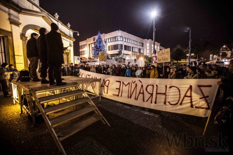 Protest pred NR SR proti výstavbe garáží v areáli Bratislavského hradu