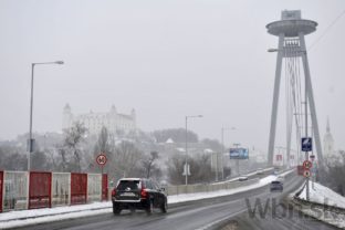 Prvý sneh v Bratislave, linky majú meškanie