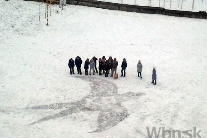 Ruský školník prekvapuje žiakov pôsobivými snežnými obrazmi