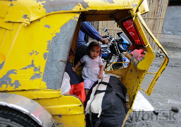 Smrtiaci tajfún sfúkol na Filipínach domy, hlásia obete