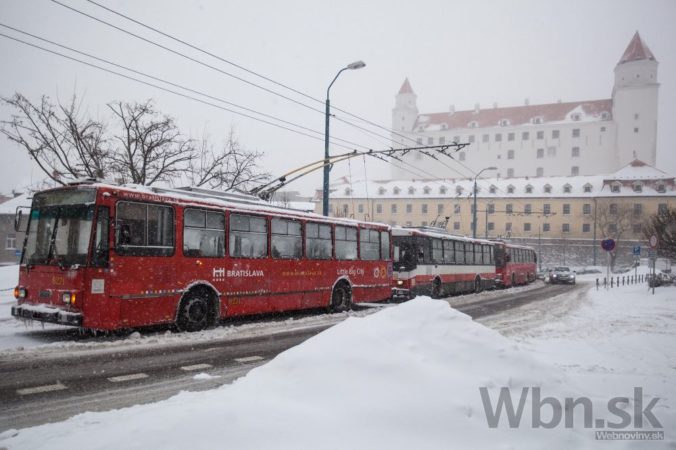 Sneh komplikuje v Bratislave dopravu, MHD mešká aj 30 minút