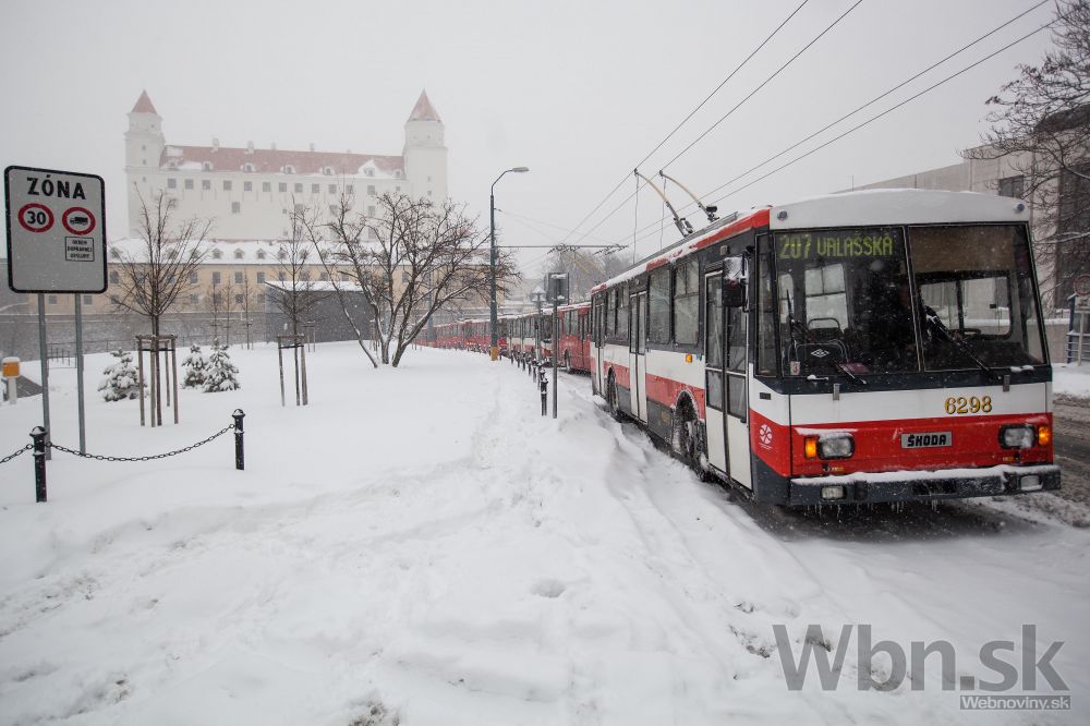 Sneh komplikuje v Bratislave dopravu, MHD mešká aj 30 minút