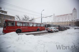 Sneh komplikuje v Bratislave dopravu, MHD mešká aj 30 minút