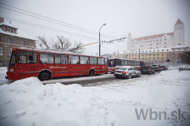 Sneh komplikuje v Bratislave dopravu, MHD mešká aj 30 minút