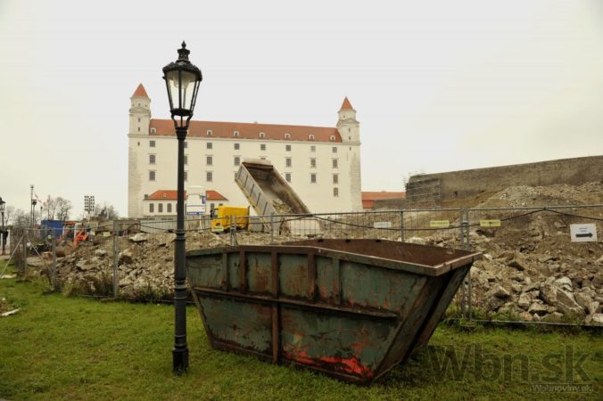 V areáli Bratislavského hradu majú postaviť garáže