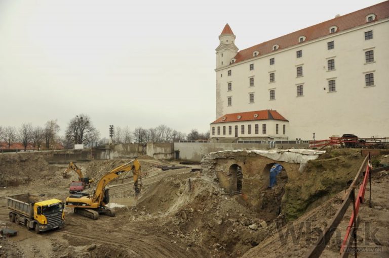 V areáli Bratislavského hradu majú postaviť garáže