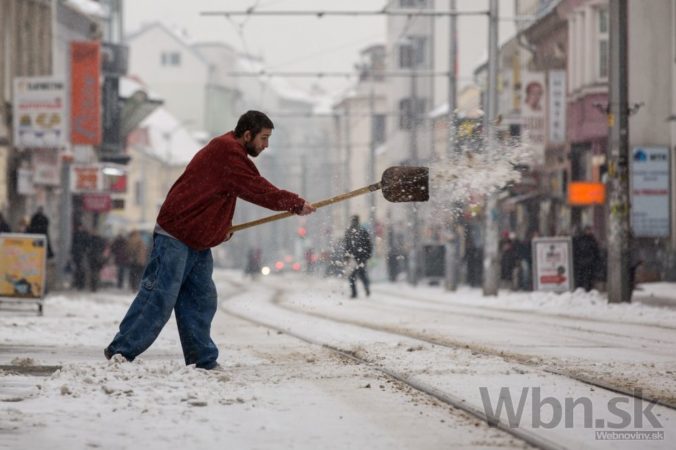 Bratislavské ulice pokryl sneh