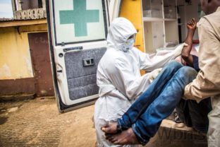 Ebole v západnej Afrike podľahlo už vyše 8100 ľudí