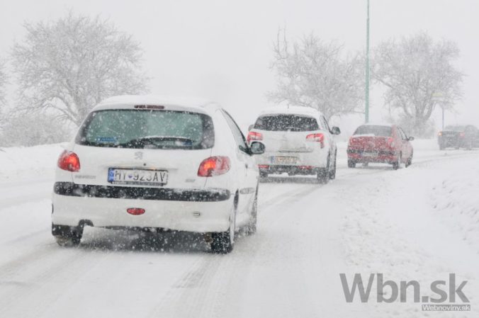 Husté sneženie komplikuje dopravu na celom Slovensku