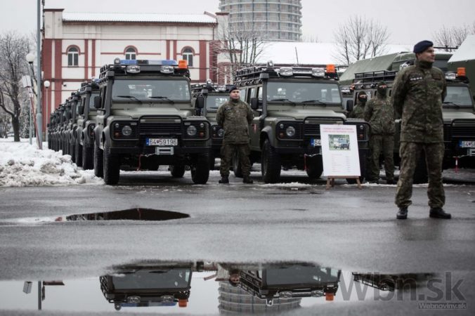 Minister Glváč odovzdal vojakom 55 nových áut