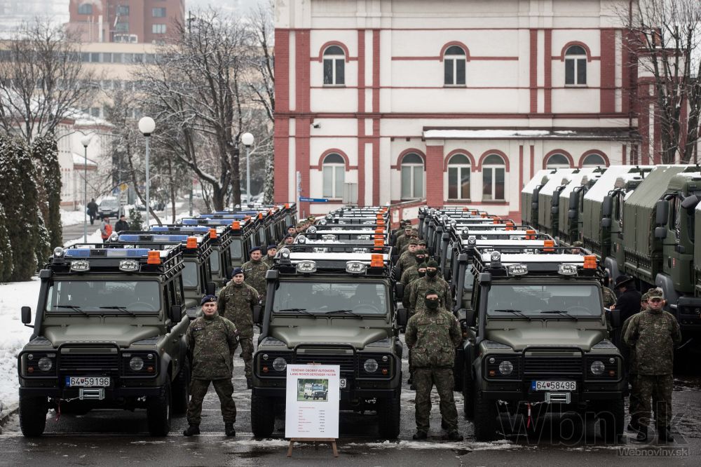 Minister Glváč odovzdal vojakom 55 nových áut