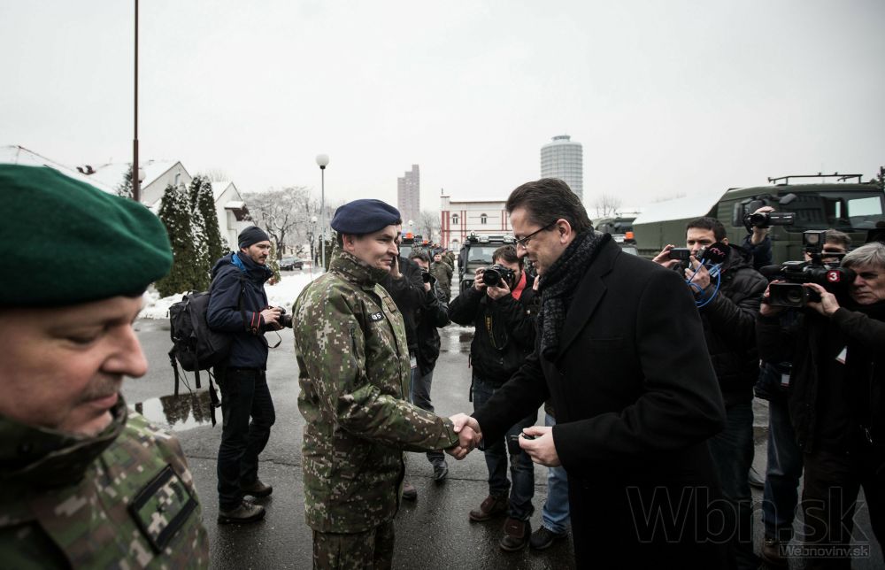 Minister Glváč odovzdal vojakom 55 nových áut