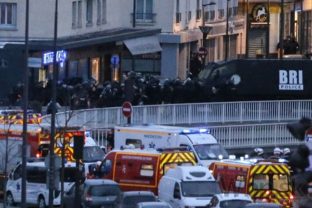 Muž, ktorý zabil policajtku, prepadol obchod v Paríži