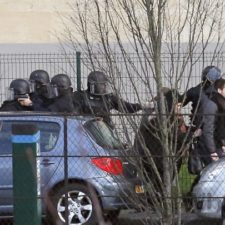 Muž, ktorý zabil policajtku, prepadol obchod v Paríži