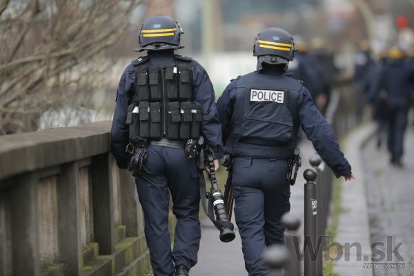 Muž, ktorý zabil policajtku, prepadol obchod v Paríži