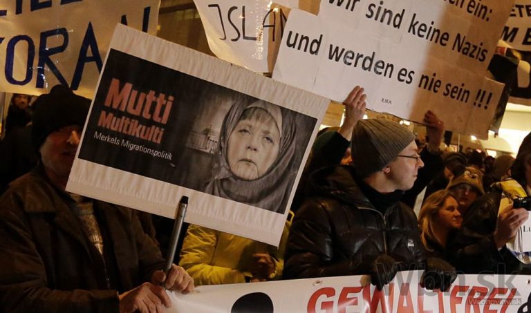 Nemeckými mestami pochodovali odporcovia skupiny PEGIDA
