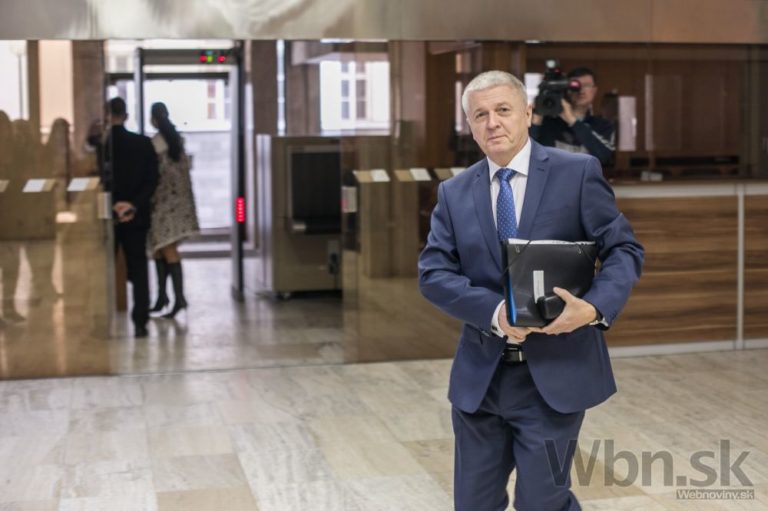 Opozícia zbiera podpisy, chce hlavu ministra Pavlisa