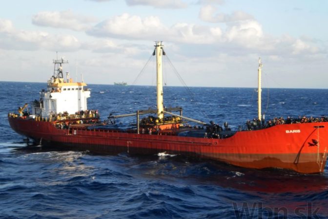 Opustenú loď s migrantmi odtiahli do prístavu